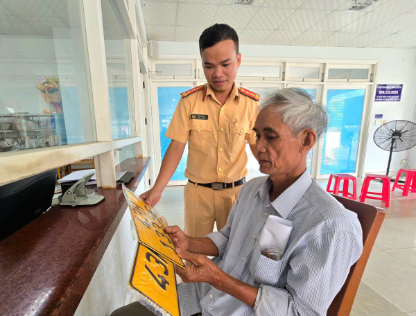 CSGT Công an Đà Nẵng đảm bảo thông suốt thủ tục hành chính phục vụ nhân dân -0