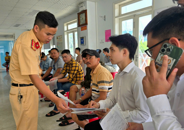 CSGT Công an Đà Nẵng đảm bảo thông suốt thủ tục hành chính phục vụ nhân dân -0