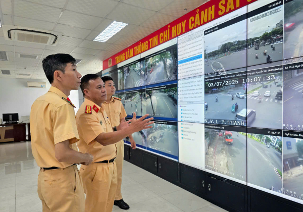 CSGT Công an Đà Nẵng đảm bảo thông suốt thủ tục hành chính phục vụ nhân dân -0