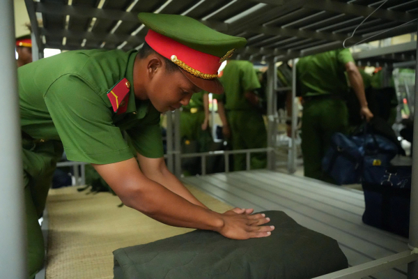 Những khoảnh khắc đầu tiên của các chiến sĩ Cảnh sát cơ động miền Nam tại Thủ đô -10