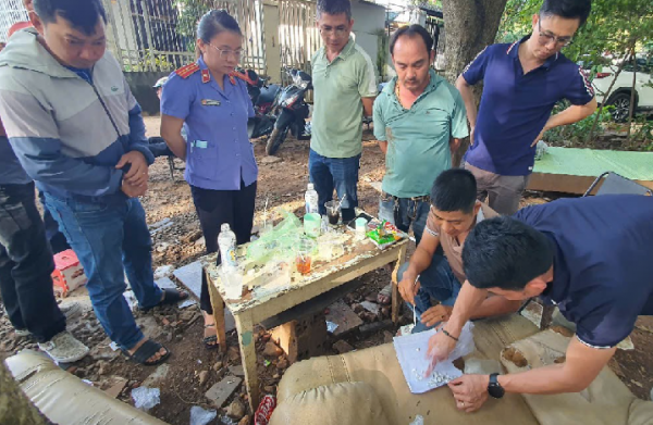 Mang ma tuý cất dấu trong nghĩa trang để bán cho các con nghiện -0