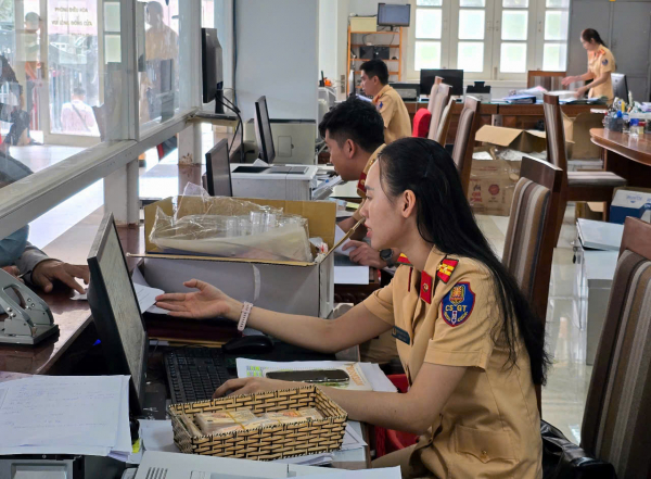 CSGT Công an Đà Nẵng đảm bảo thông suốt thủ tục hành chính phục vụ nhân dân -0
