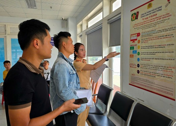 CSGT Công an Đà Nẵng đảm bảo thông suốt thủ tục hành chính phục vụ nhân dân -0