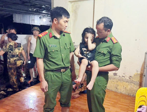Bàn giao cháu bé 4 tuổi đi lạc giữa cánh đồng trong đêm cho gia đình -0