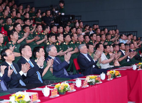 Tổng Bí thư Tô Lâm dự giao lưu nghệ thuật 'Khắc ghi lời Bác - vang nhịp quân hành' -0