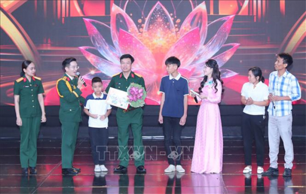 Tổng Bí thư Tô Lâm dự giao lưu nghệ thuật 'Khắc ghi lời Bác - vang nhịp quân hành' -0