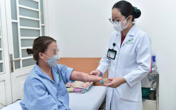Nữ bệnh nhân nguy kịch sau khi dùng “thuốc giảm cân thải độc, collagen không rõ nguồn gốc” -1