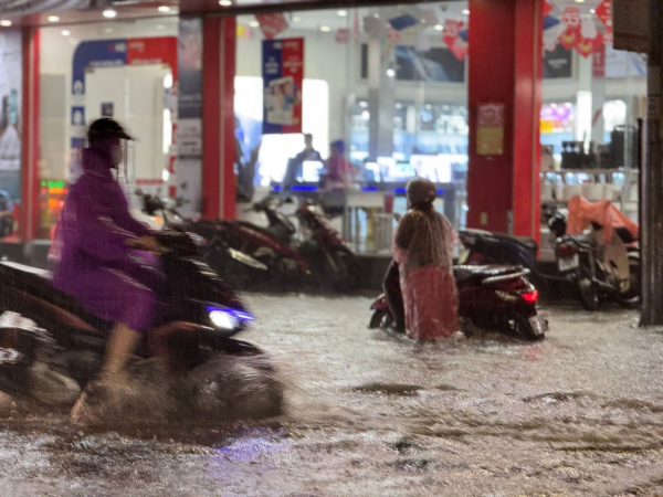 Đà Nẵng mưa lớn gây ngập sâu, kịp thời cứu người dân bị nước lũ cuốn xuống kênh -0