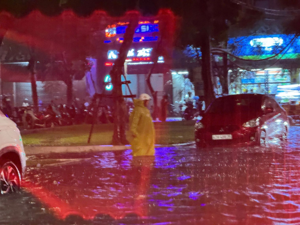Đà Nẵng mưa lớn gây ngập sâu, kịp thời cứu người dân bị nước lũ cuốn xuống kênh -1