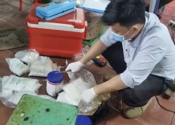 TP Hồ Chí Minh: Phát hiện 3 cơ sở ngâm hoa chuối với hàn the, chất tẩy trắng -0