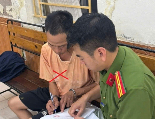 Tạm giữ hình sự đối tượng xích chân, trói tay, dùng xe máy kéo lê con trai ruột trên đường -0
