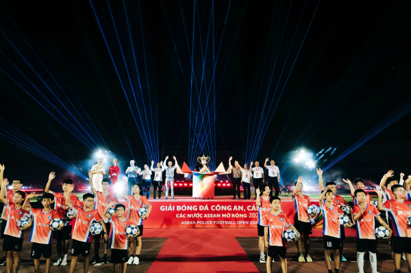 Mãn nhãn với màn trình diễn trong  Lễ khai mạc Giải bóng đá Công an, Cảnh sát các nước ASEAN mở rộng 2025 -0