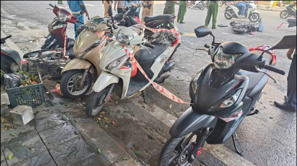 Ô tô tông liên hoàn nhiều xe máy ở Hà Nội -0