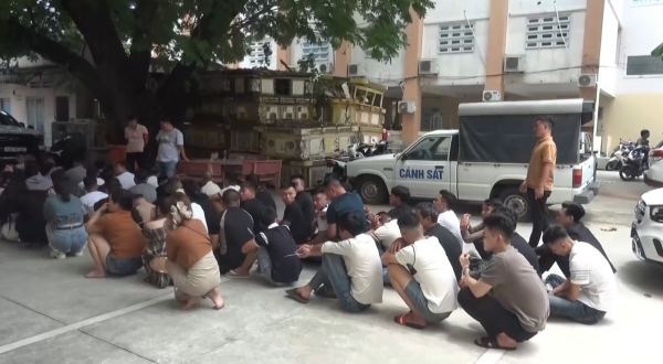 Hàng trăm Cảnh sát đồng loạt “đột kích” 3 quán bar, phát hiện 186 người dương tính ma túy -1