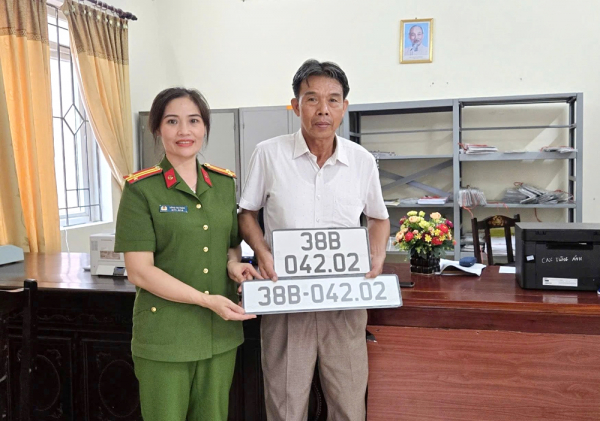 Người dân phấn khởi đăng ký xe tại Công an xã -0