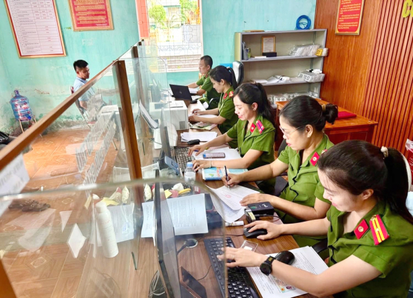 Người dân phấn khởi đăng ký xe tại Công an xã -0