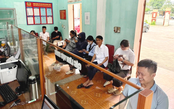 Người dân phấn khởi đăng ký xe tại Công an xã -0
