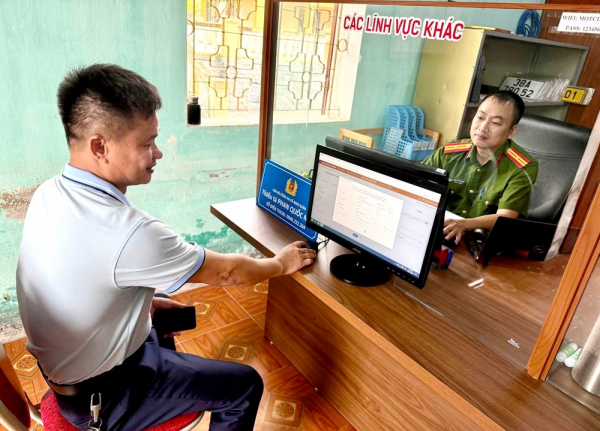 Người dân phấn khởi đăng ký xe tại Công an xã -0