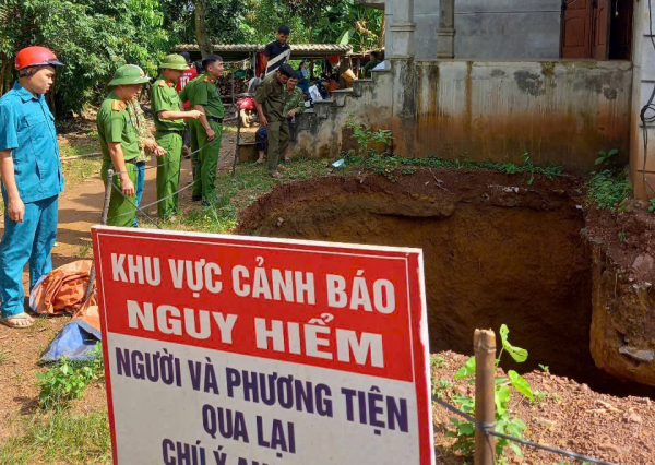 Công an xã Mường Hoa di dời khẩn cấp người dân khỏi khu vực sạt lở nguy hiểm -0
