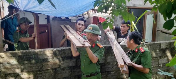 Công an xã Mường Hoa di dời khẩn cấp người dân khỏi khu vực sạt lở nguy hiểm -0