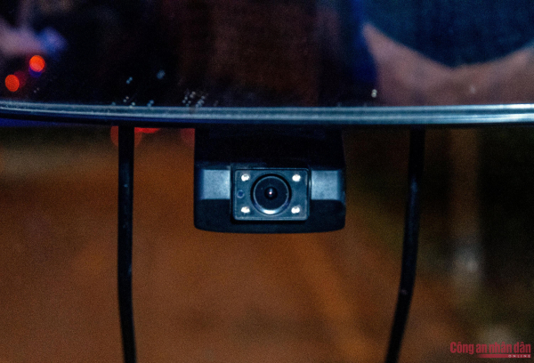Tài xế gãi đầu cười ngượng khi CSGT check camera hành trình soi vi phạm -1