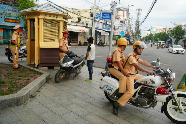 Quảng Ngãi: Lần đầu tiên trang bị bốt gác cho lực lượng CSGT  -0