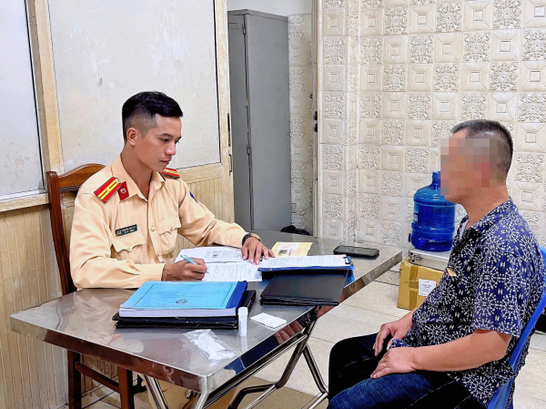 Lái xe kiểu ngông nghênh, tài xế xe tải bị CSGT phạt nặng -0