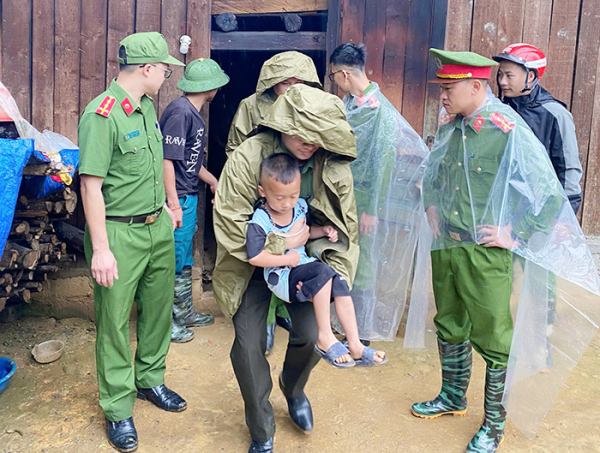 Công an phường Sa Pa giúp dân khắc phục hậu quả mưa lũ -0
