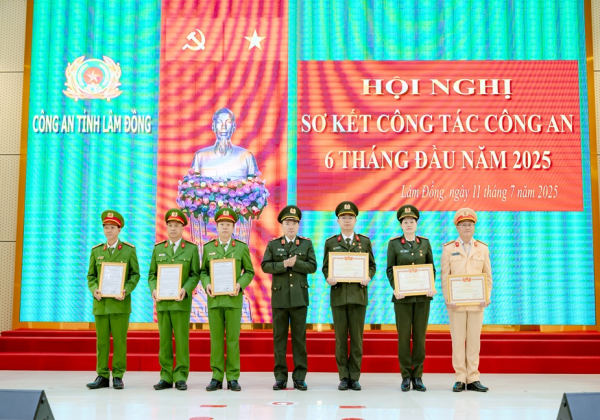 Thưởng nóng các đơn vị khám phá nhanh vụ án bắt giữ người trái pháp luật tại xã Hàm Liêm -0