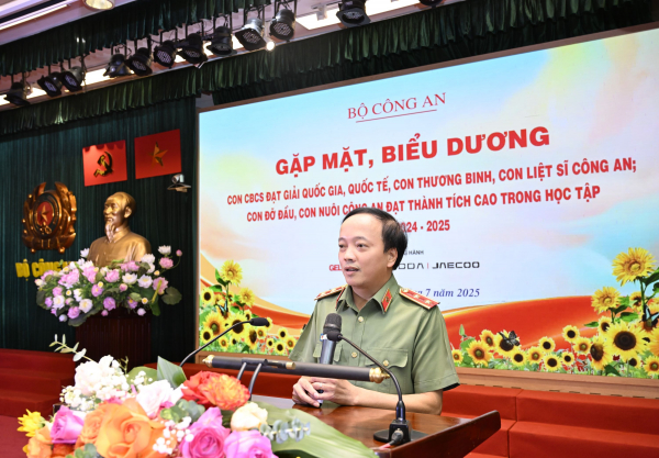 Bộ Công an gặp mặt, biểu dương học sinh tiêu biểu là con cán bộ, chiến sĩ  -0