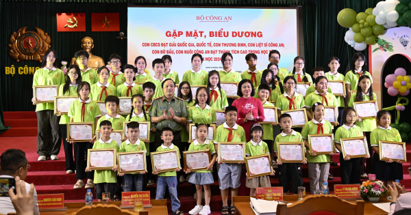 Bộ Công an gặp mặt, biểu dương học sinh tiêu biểu là con cán bộ, chiến sĩ  -0
