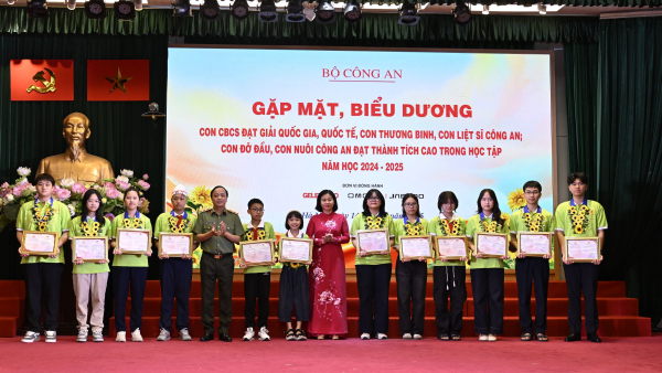 Bộ Công an gặp mặt, biểu dương học sinh tiêu biểu là con cán bộ, chiến sĩ  -0