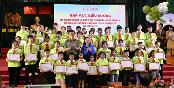 Bộ Công an gặp mặt, biểu dương học sinh tiêu biểu là con cán bộ, chiến sĩ  -0