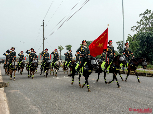 Kỵ binh CAND rèn ý chí trên thao trường 