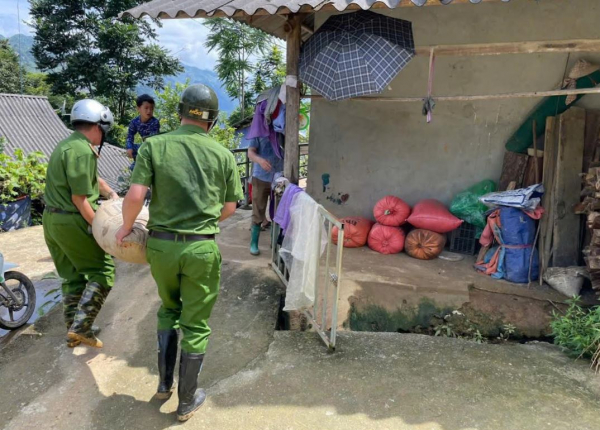 Tuyên truyền, giúp các hộ dân bị ảnh hưởng do sạt lở, mưa lũ -0