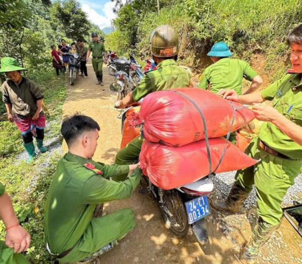 Tuyên truyền, giúp các hộ dân bị ảnh hưởng do sạt lở, mưa lũ -2