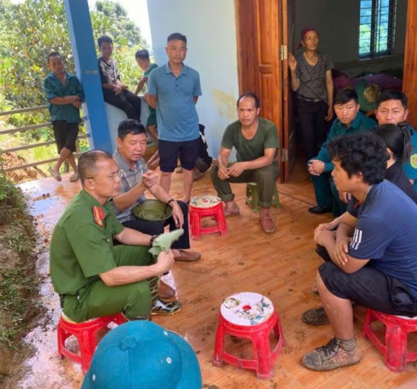 Tuyên truyền, giúp các hộ dân bị ảnh hưởng do sạt lở, mưa lũ -3