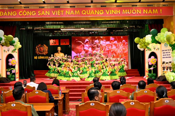 Bộ Công an gặp mặt, biểu dương học sinh tiêu biểu là con cán bộ, chiến sĩ  -0