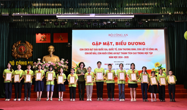 Bộ Công an gặp mặt, biểu dương học sinh tiêu biểu là con cán bộ, chiến sĩ -0