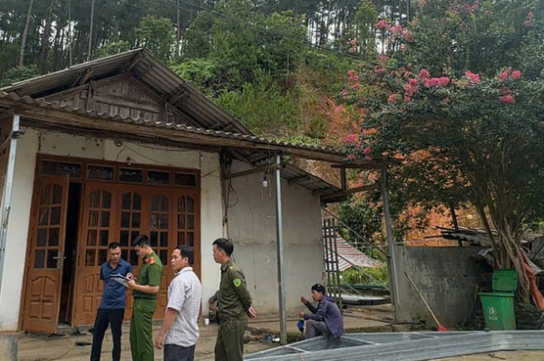 Tuyên truyền, nhắc nhở các hộ dân có nguy cơ bị ảnh hưởng do sạt lở -0