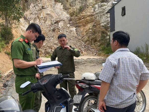 Tuyên truyền, nhắc nhở các hộ dân có nguy cơ bị ảnh hưởng do sạt lở -1