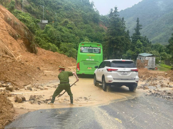 Tuyên truyền, nhắc nhở các hộ dân có nguy cơ bị ảnh hưởng do sạt lở -0