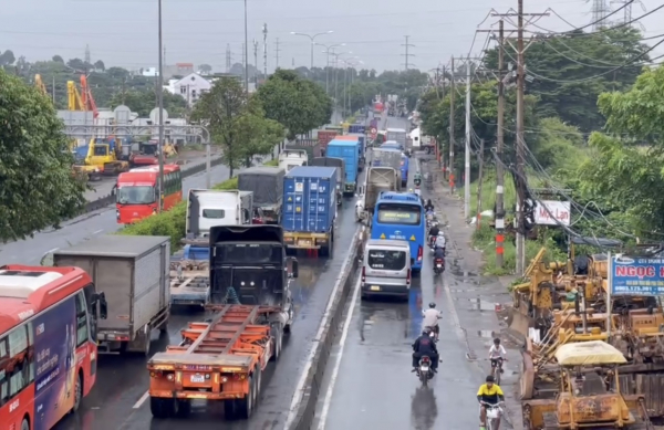 2 vụ TNGT xảy ra cùng lúc khiến đường Đỗ Mười ùn ứ kéo dài -0