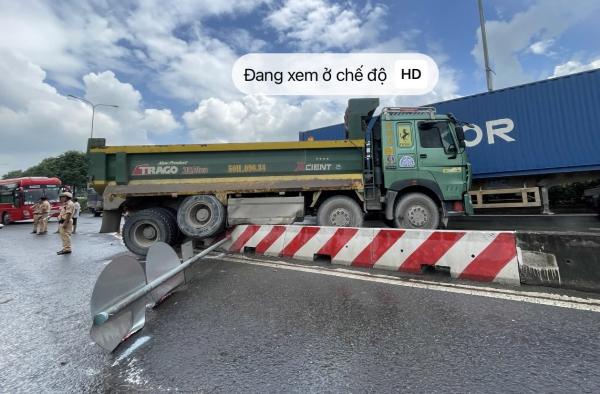 2 vụ TNGT xảy ra cùng lúc khiến đường Đỗ Mười ùn ứ kéo dài -0