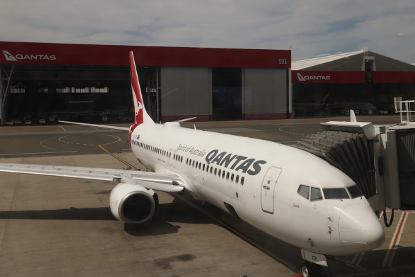 m%3ft máy bay c%3fa hãng hàng không qantas d%3f t%3fi nhà ga n%3fi d%3fa sân bay sydney, australia..jpg -0
