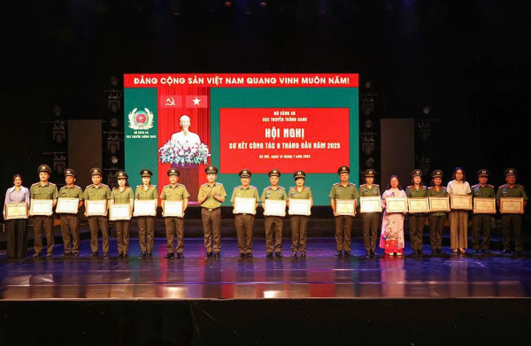 Nhiều phóng viên của Cục Truyền thông CAND lăn xả hiện trường đưa tin kịp thời, không kể hiểm nguy -0