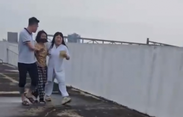 Công an phường Kim Liên phối hợp vận động, giải cứu cháu gái định tự tử -0