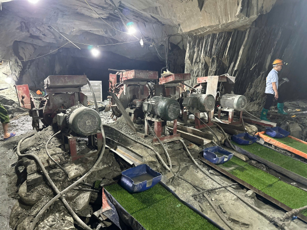 Công an tỉnh Sơn La xuyên rừng, vượt suối truy quét “vàng tặc” -0