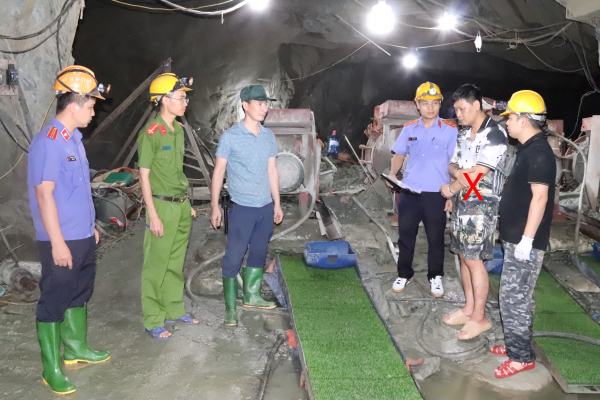 Công an tỉnh Sơn La xuyên rừng, vượt suối truy quét “vàng tặc” -0