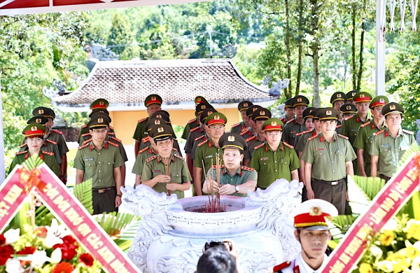 Đoàn công tác Bộ Công an thăm Khu di tích An ninh Khu 5 và người có công tại Đà Nẵng -0